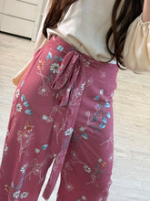 Cargar imagen en el visor de la galería, BEATRICE - Pantalón rosa estampado
