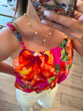 Cargar imagen en el visor de la galería, ISABEU - Blusa fucsia tirantes estampada