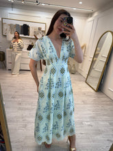 Cargar imagen en el visor de la galería, ANDREA - Maxi vestido verde claro estampado