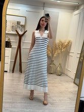 Cargar imagen en el visor de la galería, GRACELYN - Maxi vestido blanco con rayas