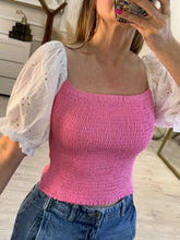 Cargar imagen en el visor de la galería, HARLOW - Blusa rosa con mangas blancas