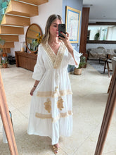 Cargar imagen en el visor de la galería, EMILIANA - Maxi vestido blanco detalles dorados