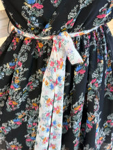 Cargar imagen en el visor de la galería, STEPHANIE - Maxi vestido negro estampado