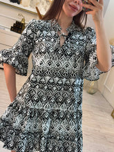 Cargar imagen en el visor de la galería, CELESTINE - Vestido corto estampado blanco y negro