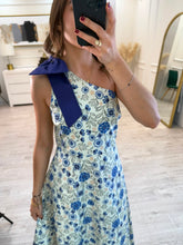 Cargar imagen en el visor de la galería, ASAMI - Maxi vestido hueso con azul estampado