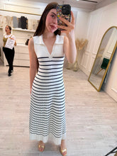 Cargar imagen en el visor de la galería, GRACELYN - Maxi vestido blanco con rayas