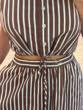 Cargar imagen en el visor de la galería, MEGARA - Set blusa y falda rayas blanco con café