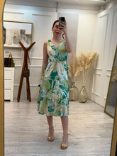 Cargar imagen en el visor de la galería, SANDRA - Vestido midi verde floral
