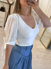Cargar imagen en el visor de la galería, DAMIANA - Blusa blanca