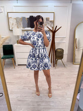 Cargar imagen en el visor de la galería, LENORA - Vestido corto blanco con azul
