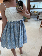 Cargar imagen en el visor de la galería, BRIAR - Vestido corto tirantes blanco con azul