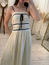 Cargar imagen en el visor de la galería, DAFNE – Maxi vestido crema de tirantes con encaje