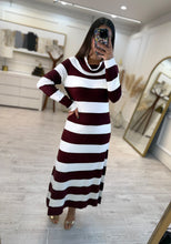 Cargar imagen en el visor de la galería, POLIMNIA – Maxi vestido tejido a rayas vino y crema