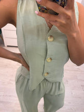 Cargar imagen en el visor de la galería, GENEVIEVE - Set con chaleco verde claro