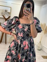 Cargar imagen en el visor de la galería, CAMELIA - Maxi vestido negro estampado