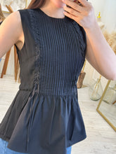 Cargar imagen en el visor de la galería, MICAELA - Blusa negra sin mangas