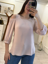 Cargar imagen en el visor de la galería, VLADA - Blusa avena