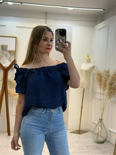 Cargar imagen en el visor de la galería, AZUCENA – Blusa azul marino de hombros descubiertos