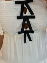Cargar imagen en el visor de la galería, BEXLEY - Maxi vestido blanco moños negros