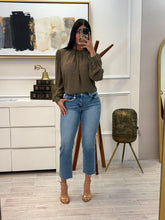Cargar imagen en el visor de la galería, INGRID - Blusa olivo con apliques