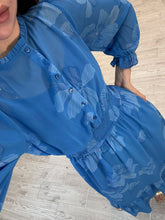 Cargar imagen en el visor de la galería, TATIS – Maxi vestido azul cielo con flores de manga larga