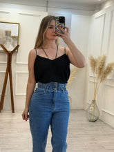 Cargar imagen en el visor de la galería, FLORABEL - Blusa negra tirantes