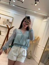 Cargar imagen en el visor de la galería, KINLEY - Blusa manga larga azul