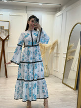 Cargar imagen en el visor de la galería, XYRA - Maxi vestido blanco estampado azul