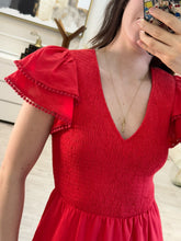 Cargar imagen en el visor de la galería, VESTA – Maxi vestido rojo con torso en smock