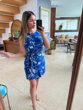 Cargar imagen en el visor de la galería, BRUNA - Vestido corto azul rey estampado