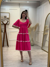 Cargar imagen en el visor de la galería, CAPRI - Vestido midi fucsia detalles blancos
