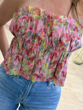 Cargar imagen en el visor de la galería, PRIMAVERA – Blusa strapless floral con olanes