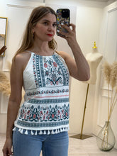 Cargar imagen en el visor de la galería, BIANCA – Blusa halter crema con estampado bordado y borlas