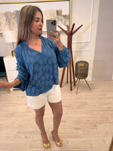Cargar imagen en el visor de la galería, FRANCELIA - Blusa azul hojas