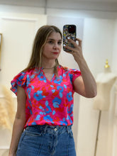 Cargar imagen en el visor de la galería, ARELY – Blusa fucsia floral con olanes
