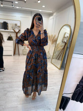 Cargar imagen en el visor de la galería, BELONA – Maxi vestido terracota con flores azules de manga larga