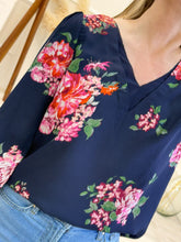 Cargar imagen en el visor de la galería, FLOR – Blusa azul marino con flores rosas
