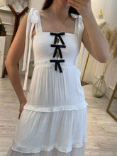 Cargar imagen en el visor de la galería, MNEMÓSINE – Maxi vestido blanco con moños negros