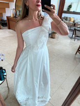 Cargar imagen en el visor de la galería, BEATRICE - Maxi vestido blanco asimetrico