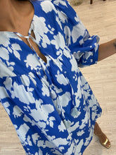 Cargar imagen en el visor de la galería, SELENE – Vestido corto azul con flores blancas y borlas