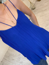 Cargar imagen en el visor de la galería, MELIA – Blusa azul rey de tirantes