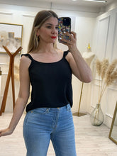 Cargar imagen en el visor de la galería, HAZEL – Blusa negra de gasa con tirantes plisados