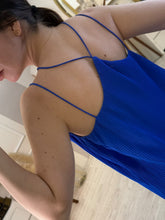 Cargar imagen en el visor de la galería, MELIA – Blusa azul rey de tirantes