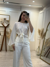 Cargar imagen en el visor de la galería, ISLA - Blusa blanca nudo