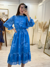 Cargar imagen en el visor de la galería, TATIS – Maxi vestido azul cielo con flores de manga larga