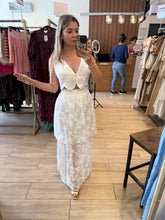 Cargar imagen en el visor de la galería, ADELAIDA - Set blusa y falda blanco