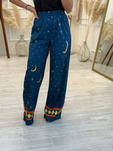 Cargar imagen en el visor de la galería, IRIS – Pantalón azul con lunas y estrellas