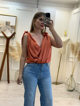 Cargar imagen en el visor de la galería, VALERIA – Blusa terracota satinada con moños