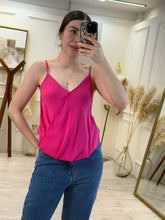 Cargar imagen en el visor de la galería, VESTA – Blusa fucsia cruzada de tirantes