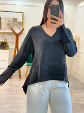 Cargar imagen en el visor de la galería, AVIANA - Blusa negra manga larga